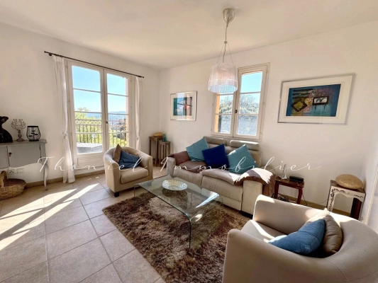 Real Estate Agency Grimaud | Thoniel Immobilier | Grimaud : Appartment with terrace in Grimaud