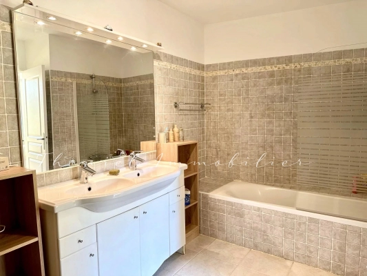à vendre appartement Grimaud - A vendre : Appartement de standing 93 m² avec extérieur et parking