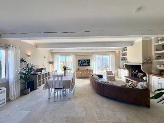 Vente appartement Grimaud - Exceptionnel dans le village de Grimaud : Appartement 125 m² rénové, avec garage 70 m² et stationnement