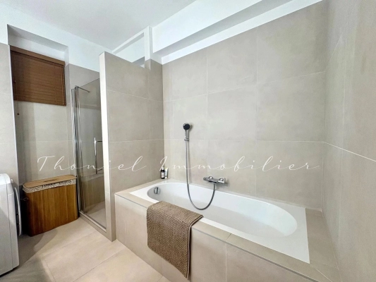à vendre appartement Grimaud - Exceptionnel dans le village de Grimaud : Appartement 125 m² rénové, avec garage 70 m² et stationnement