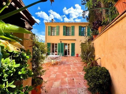 Agence immobilière Grimaud | Thoniel Immobilier | Grimaud : A vendre : Maison de village à Grimaud spacieuse et pleine de charme