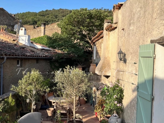 Real Estate Agency Grimaud | Thoniel Immobilier | La Garde-Freinet : For sale in La Garde Freinet : 190 m2 village house with garage and self contained studio flat