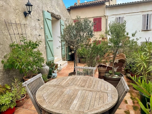 à vendre maison de village La Garde-Freinet - À vendre au cœur de La Garde-Freinet – Maison de village authentique avec terrasses, garage et studio indépendant