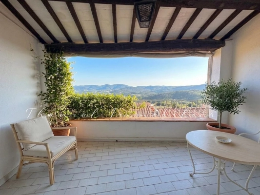 Agence immobilière Grimaud | Thoniel Immobilier | Grimaud : À vendre dans le village de Grimaud : Ensemble de deux maisons de village à rénover, avec terrasse et jardinet