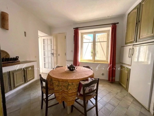 à vendre maison de village Grimaud - À vendre dans le village de Grimaud : Ensemble de deux maisons de village à rénover, avec terrasse et jardinet