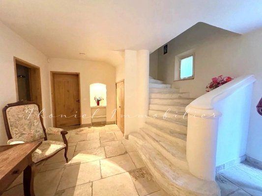 à vendre maison, villa Grimaud - À vendre à Grimaud : Bastide de charme aux matériaux d’exception et finitions sur mesure
