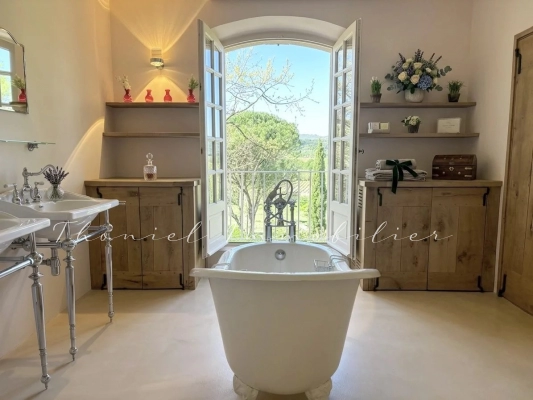 à vendre maison, villa Grimaud - À vendre à Grimaud : Bastide de charme aux matériaux d’exception et finitions sur mesure