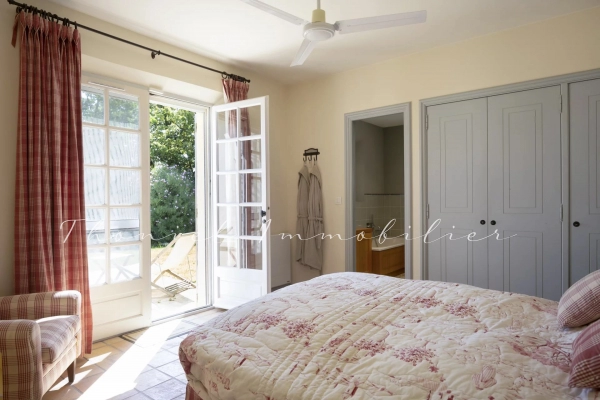 à vendre maison, villa Grimaud - Propriété à la vente très proche du village de Grimaud comprenant 2 maisons, pool house, piscine et tennis