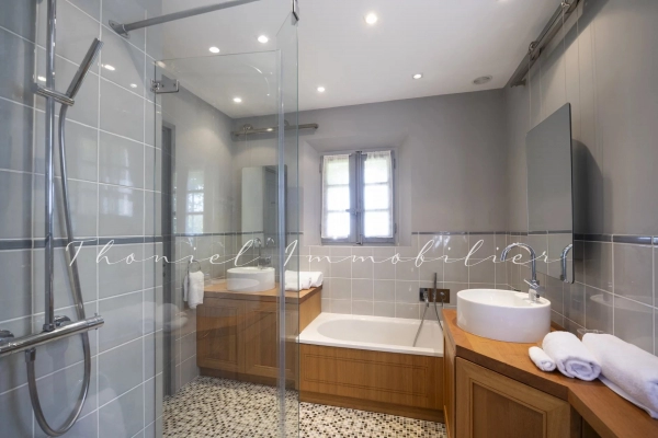 à vendre maison, villa Grimaud - Propriété à la vente très proche du village de Grimaud comprenant 2 maisons, pool house, piscine et tennis