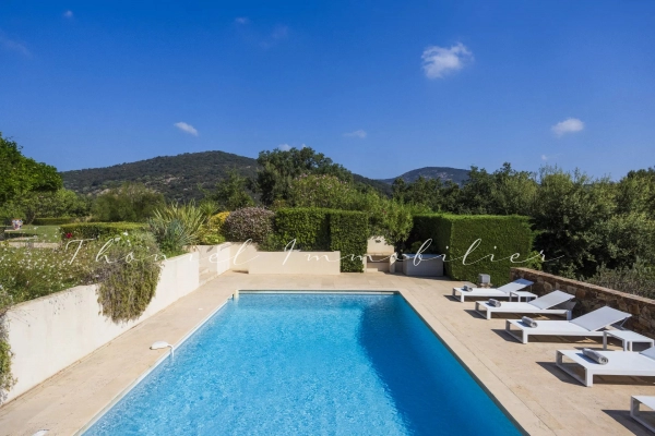 à vendre maison, villa Grimaud - Propriété à la vente très proche du village de Grimaud comprenant 2 maisons, pool house, piscine et tennis