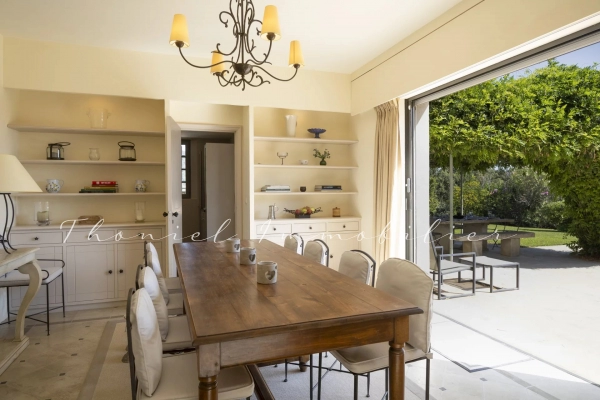 à vendre maison, villa Grimaud - Propriété à la vente très proche du village de Grimaud comprenant 2 maisons, pool house, piscine et tennis