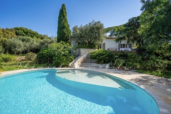 à vendre maison, villa Grimaud - Grimaud : villa rénovée de 200 m² avec vue mer et jardin paysager