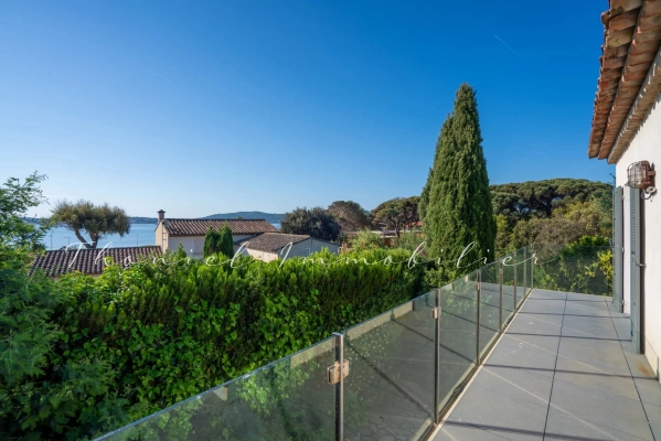 à vendre maison, villa Grimaud - Grimaud : villa rénovée de 200 m² avec vue mer et jardin paysager