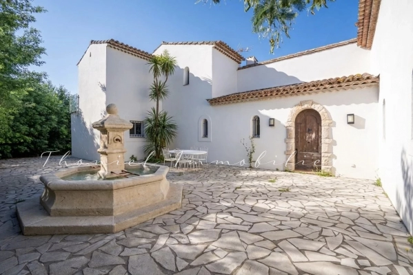 Vente maison, villa Grimaud - Grimaud : villa rénovée de 200 m² avec vue mer et jardin paysager