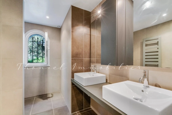 à vendre maison, villa Grimaud - Grimaud : villa rénovée de 200 m² avec vue mer et jardin paysager