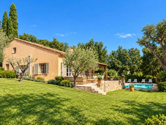 à vendre maison, villa Grimaud - En exclusivité à la vente dans l\'agence Carine Thoniel – Villa avec piscine chauffée et vue panoramique sur les vignes de Grimaud