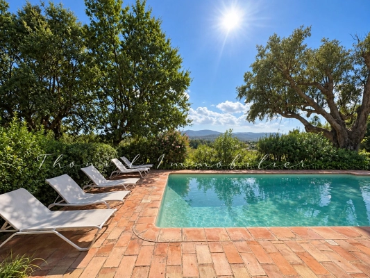à vendre maison, villa Grimaud - En exclusivité à la vente dans l\'agence Carine Thoniel – Villa avec piscine chauffée et vue panoramique sur les vignes de Grimaud