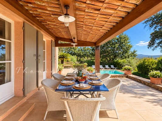 à vendre maison, villa Grimaud - En exclusivité à la vente dans l\'agence Carine Thoniel – Villa avec piscine chauffée et vue panoramique sur les vignes de Grimaud
