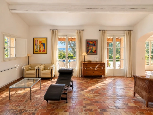 à vendre maison, villa Grimaud - En exclusivité à la vente dans l\'agence Carine Thoniel – Villa avec piscine chauffée et vue panoramique sur les vignes de Grimaud