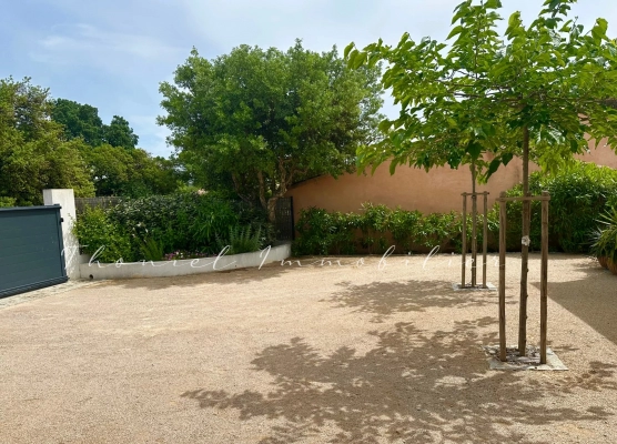 à vendre maison, villa Grimaud - Villa contemporaine avec piscine, de plain-pied et proche des plages de Grimaud