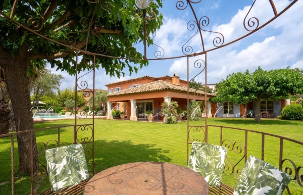 Vente maison, villa Grimaud - Propriété de 300 m2 à vendre au pied du village de Grimaud
